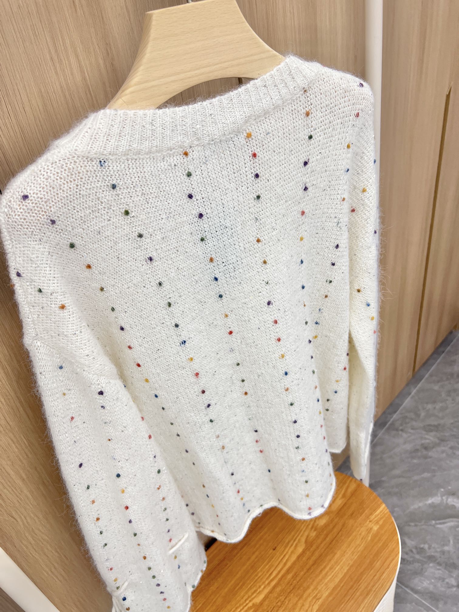 🛒新品上架‼️西太后🪐Vivienne秋冬超好看的白色基调毛衣彩色点点针织点缀大V领宽松版型 松弛感满满