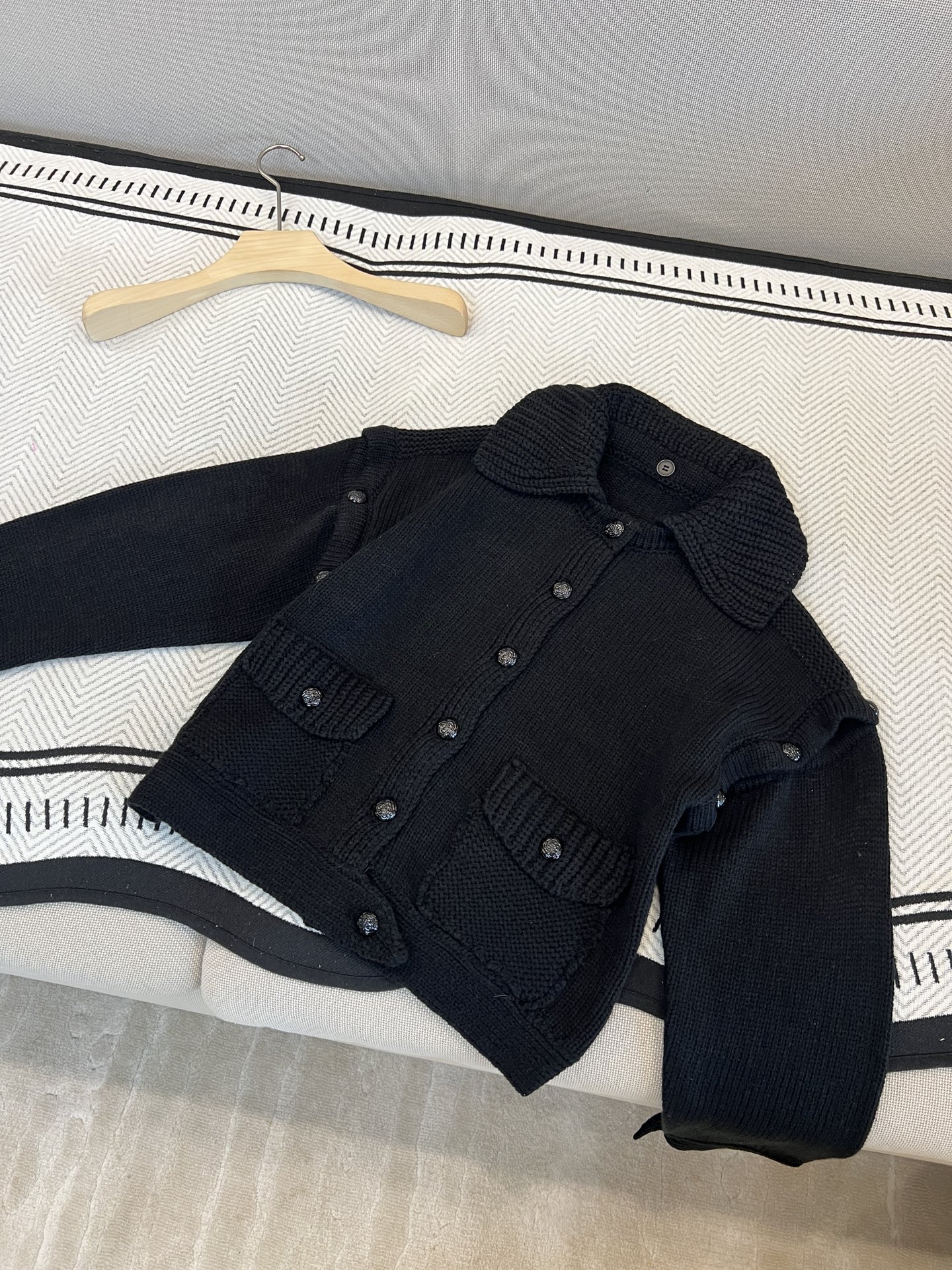 🛒新品上架‼️小香秋冬系列走秀款 很高级的毛衣粗线针织工艺 黑色基调神秘又优雅立体山茶花扣子点缀神秘加神