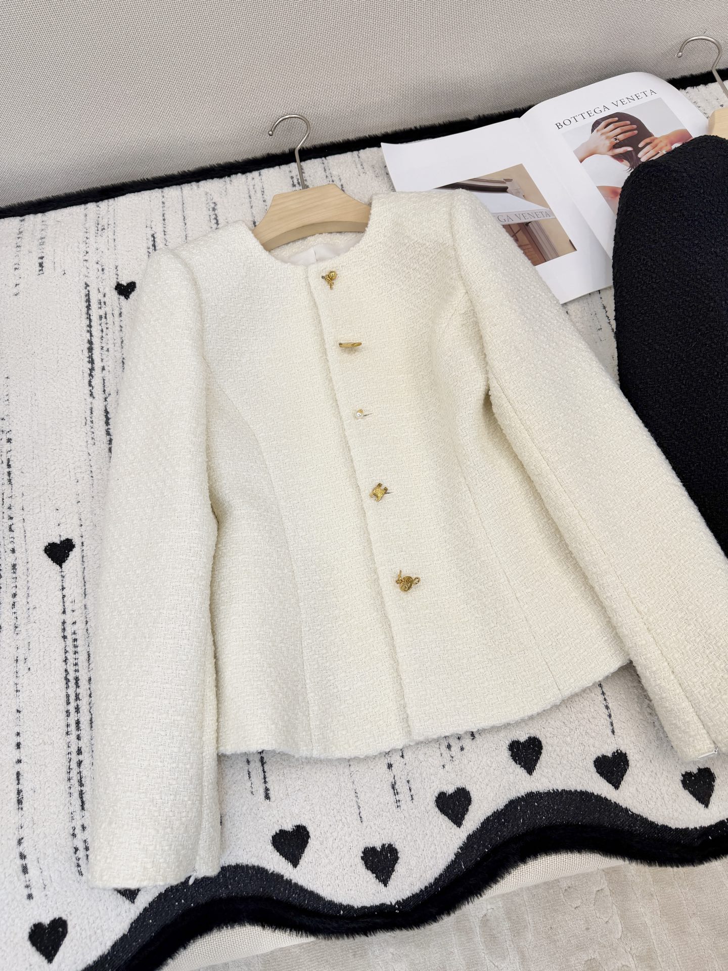 🛒爆款加单订货‼️Ce 26ss早春系列小外套真的太好看了采用羊毛混纺的粗纺面料这款是立体剪裁 修饰腰线