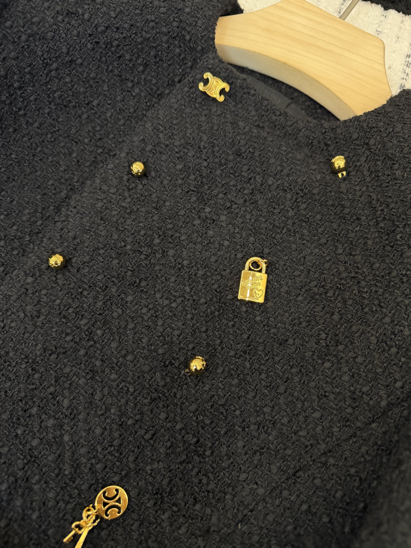 🛒爆款订货‼️Ce 26ss早春系列超美啊这款 刘诗诗同款外套采用经典的粗纺羊毛面料这款双排扣金属装饰设