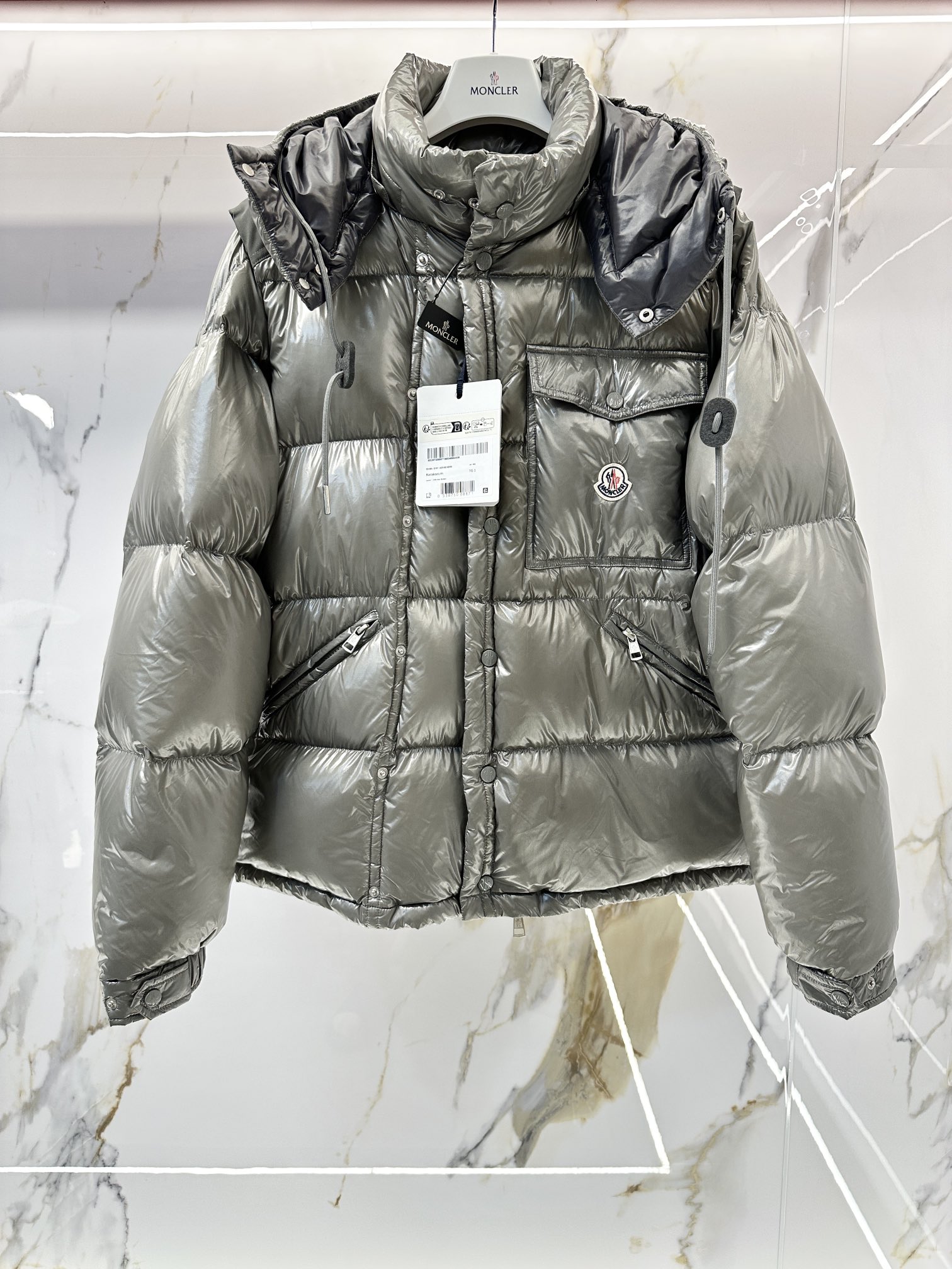 特级羽绒⬆️Moncler Karakorum男士短款衣袖可拆卸羽绒服夹克外套. Moncler Karakorum男士抗撕裂羽绒夹克重塑经典，以现代风格演绎品牌的标志性款式. 这款羽绒夹克采用光泽抗撕裂面料制成，演绎颇具辨识度的Monc…