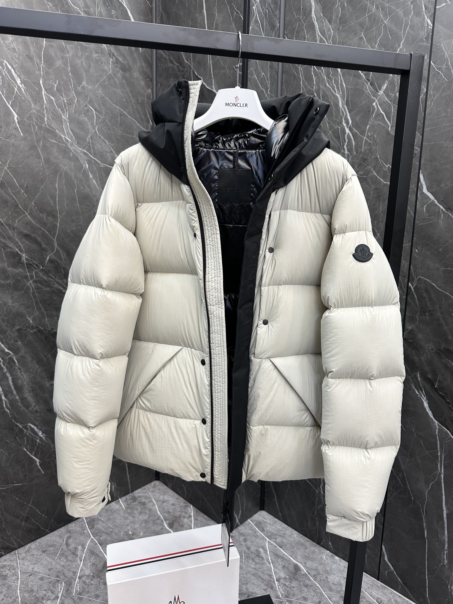 特级王者⬆️Moncler Madeira黑武士 短款男士羽绒服夹克外套(⚠️我的货你拿去对比全网,输了