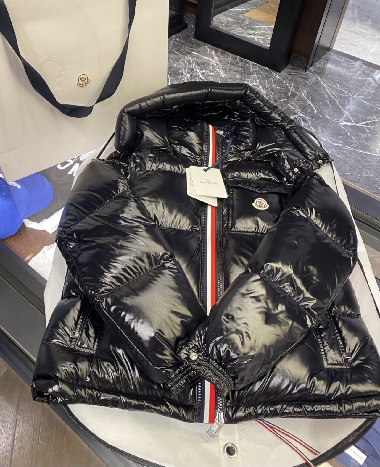 柜台实拍参考: Montbeliard彩条织带羽绒外套.柜台王牌经典.永久不过时.