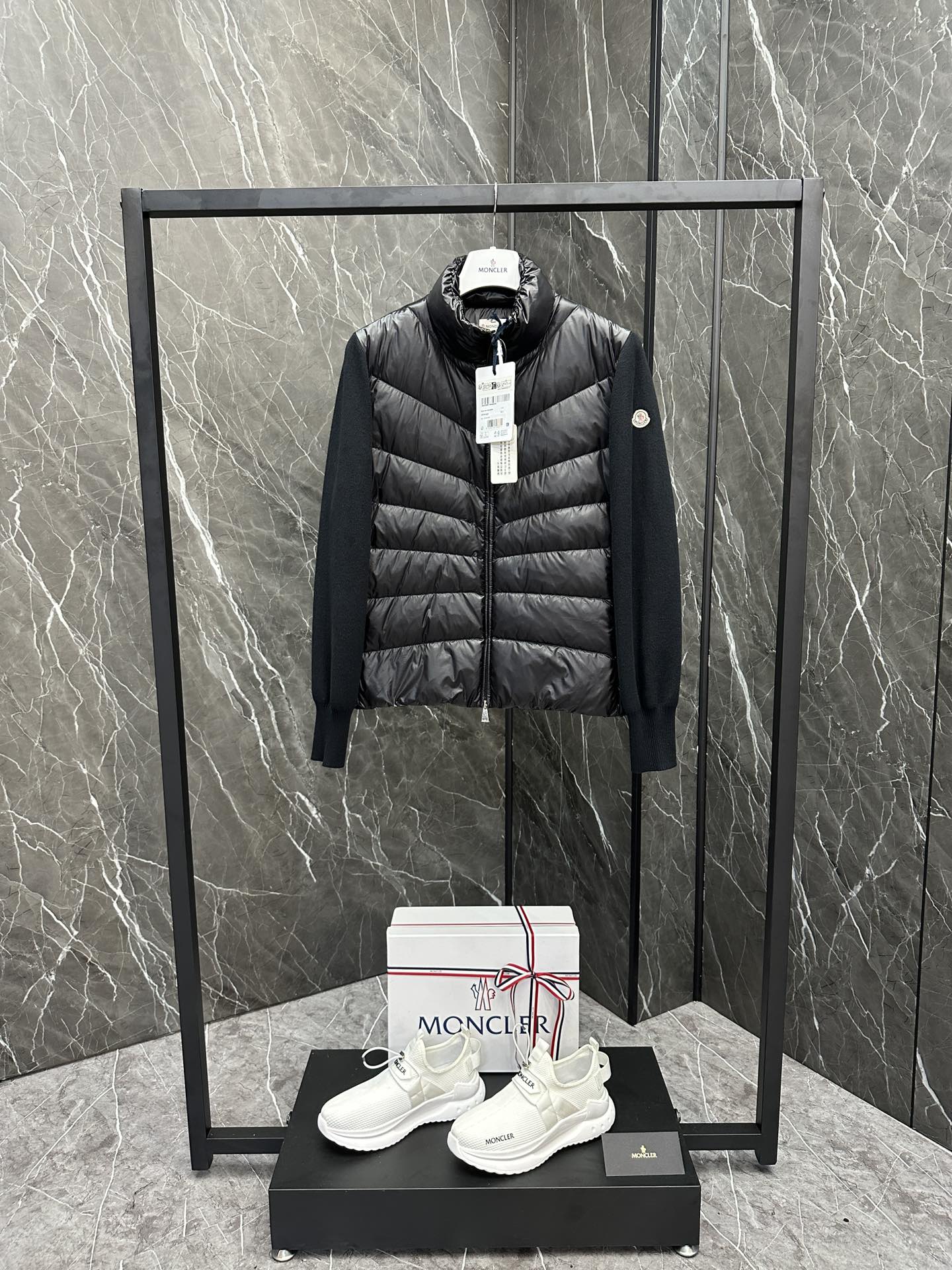 P400
⬆️Moncler Cardigan tricot 女士羽绒加衬立领羊毛开衫.
(⚠️特级版本,羊毛/羊绒/打造.内里填充鸭绒)
这款女士羊毛开衫的正面和背面填充羽绒,可根据天气打造多种造型。
这款加衬开衫是Moncler的经典设计单品,可单独穿着或搭配外套和夹克。轻盈针织款式,采用柔软羊毛制成,正面和背面填充羽绒。
详情
•采用精细美利奴羊毛制成
•Lounge saison衬里
•Lounge saison羽绒填充正面和背面
•全成型罗纹针织衣袖和背面
•14针
•立领
•拉链开合
•拉链侧面口袋
Size : S-L 黑色/白色.
D9845078350