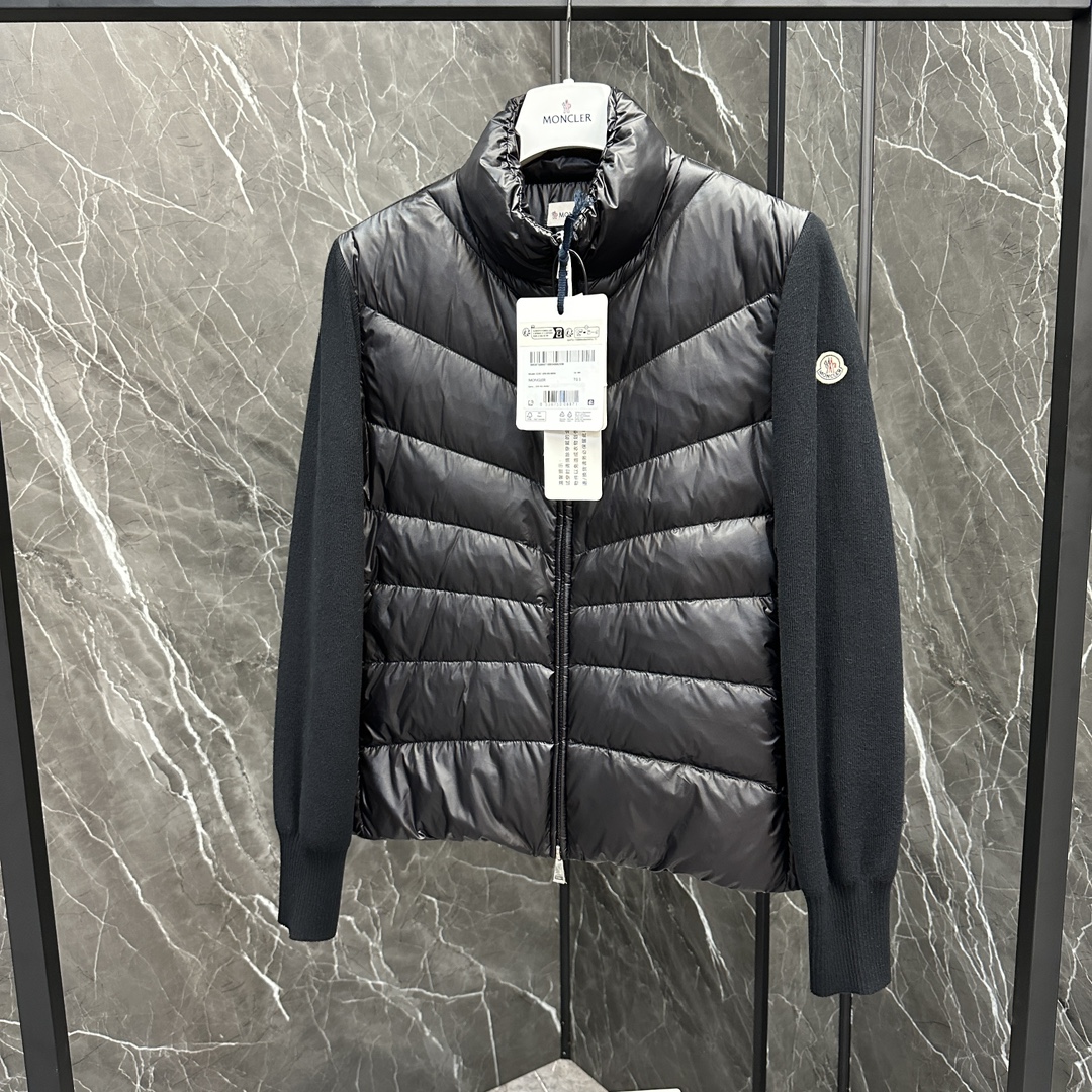 💰P400
款号:Y153
蒙口Moncler Cardigan tricot 女士羽绒加衬立领羊毛开衫.
(⚠️特级版本,羊毛/羊绒/打造.内里填充鸭绒)
这款女士羊毛开衫的正面和背面填充羽绒,可根据天气打造多种造型。
这款加衬开衫是Moncler的经典设计单品,可单独穿着或搭配外套和夹克。轻盈针织款式,采用柔软羊毛制成,正面和背面填充羽绒。
详情
•采用精细美利奴羊毛制成
•Lounge saison衬里
•Lounge saison羽绒填充正面和背面
•全成型罗纹针织衣袖和背面
•14针
•立领
•拉链开合
•拉链侧面口袋
Size : S M L
颜色:黑色 白色