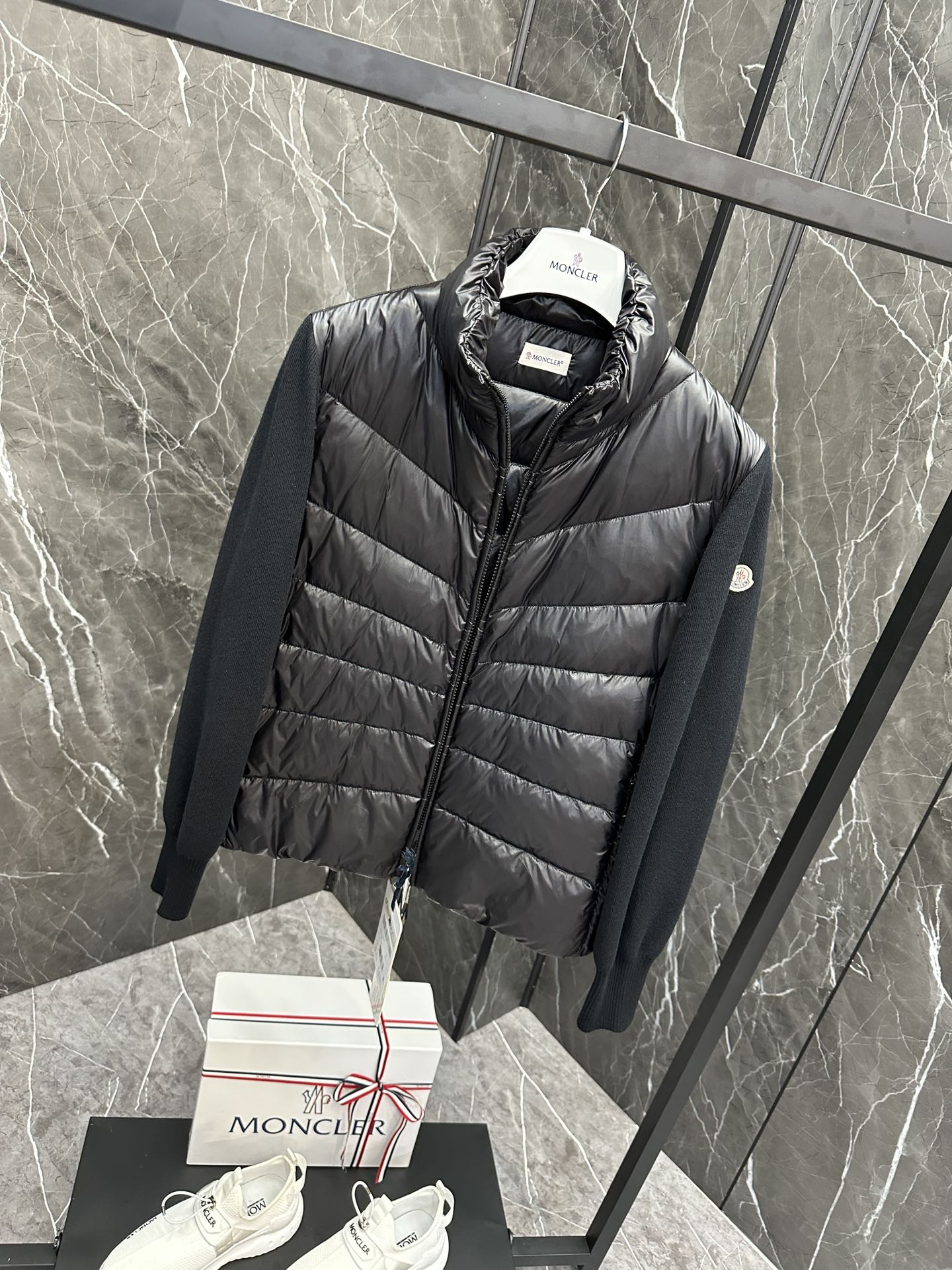 💰P400
款号:Y153
蒙口Moncler Cardigan tricot 女士羽绒加衬立领羊毛开衫.
(⚠️特级版本,羊毛/羊绒/打造.内里填充鸭绒)
这款女士羊毛开衫的正面和背面填充羽绒,可根据天气打造多种造型。
这款加衬开衫是Moncler的经典设计单品,可单独穿着或搭配外套和夹克。轻盈针织款式,采用柔软羊毛制成,正面和背面填充羽绒。
详情
•采用精细美利奴羊毛制成
•Lounge saison衬里
•Lounge saison羽绒填充正面和背面
•全成型罗纹针织衣袖和背面
•14针
•立领
•拉链开合
•拉链侧面口袋
Size : S M L
颜色:黑色 白色
