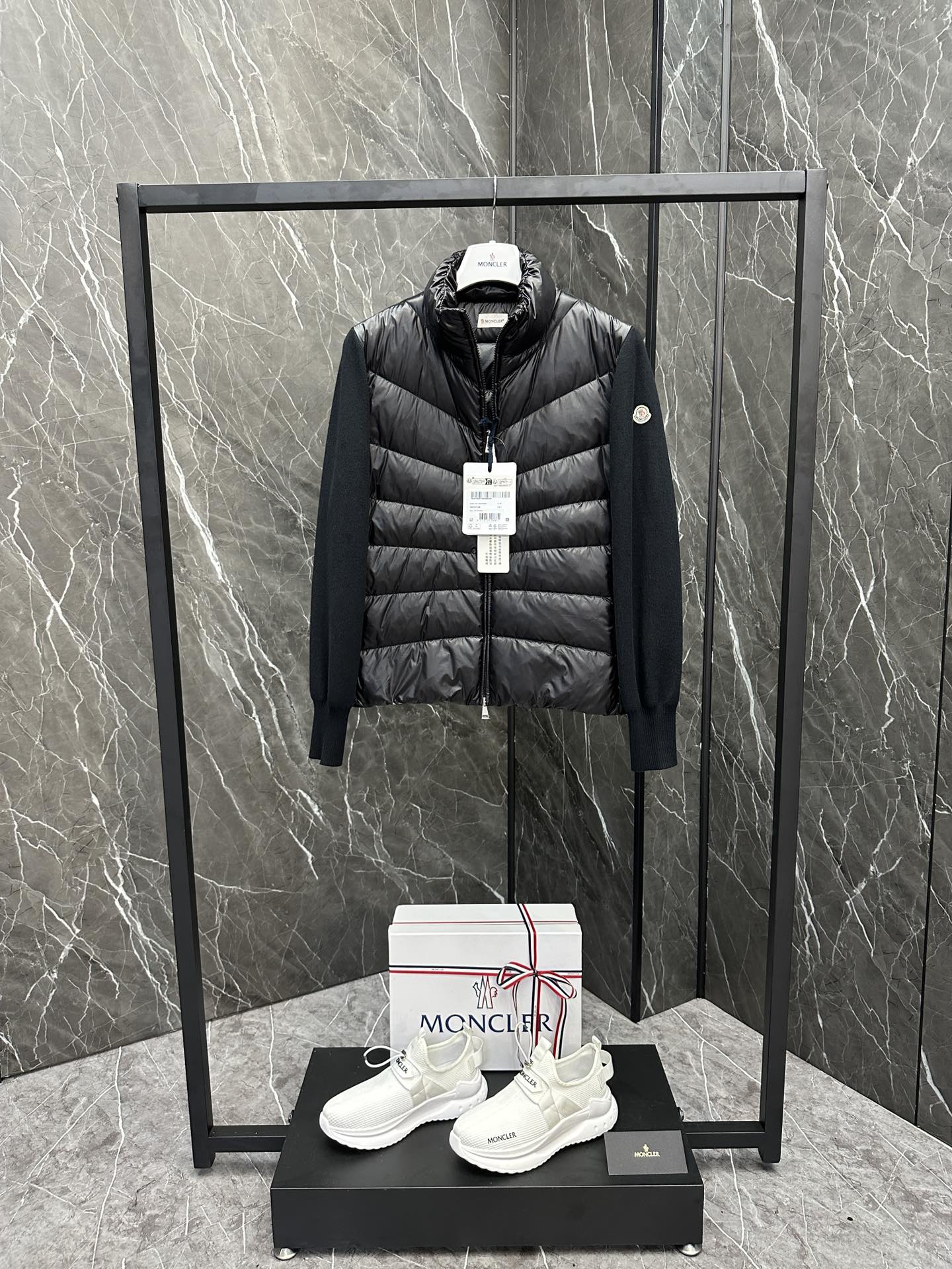💰P400
款号:Y153
蒙口Moncler Cardigan tricot 女士羽绒加衬立领羊毛开衫.
(⚠️特级版本,羊毛/羊绒/打造.内里填充鸭绒)
这款女士羊毛开衫的正面和背面填充羽绒,可根据天气打造多种造型。
这款加衬开衫是Moncler的经典设计单品,可单独穿着或搭配外套和夹克。轻盈针织款式,采用柔软羊毛制成,正面和背面填充羽绒。
详情
•采用精细美利奴羊毛制成
•Lounge saison衬里
•Lounge saison羽绒填充正面和背面
•全成型罗纹针织衣袖和背面
•14针
•立领
•拉链开合
•拉链侧面口袋
Size : S M L
颜色:黑色 白色