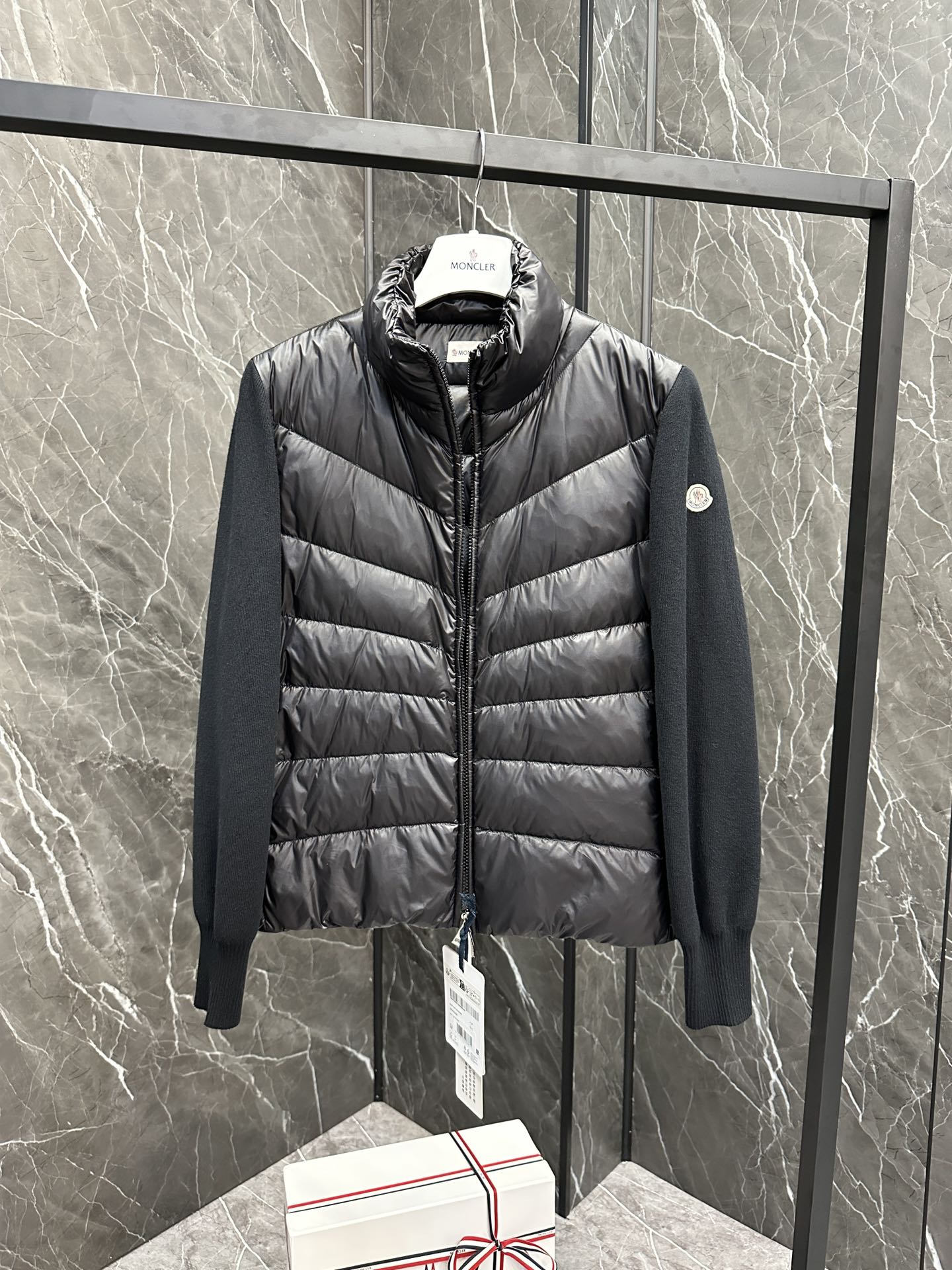 💰P400
款号:Y153
蒙口Moncler Cardigan tricot 女士羽绒加衬立领羊毛开衫.
(⚠️特级版本,羊毛/羊绒/打造.内里填充鸭绒)
这款女士羊毛开衫的正面和背面填充羽绒,可根据天气打造多种造型。
这款加衬开衫是Moncler的经典设计单品,可单独穿着或搭配外套和夹克。轻盈针织款式,采用柔软羊毛制成,正面和背面填充羽绒。
详情
•采用精细美利奴羊毛制成
•Lounge saison衬里
•Lounge saison羽绒填充正面和背面
•全成型罗纹针织衣袖和背面
•14针
•立领
•拉链开合
•拉链侧面口袋
Size : S M L
颜色:黑色 白色