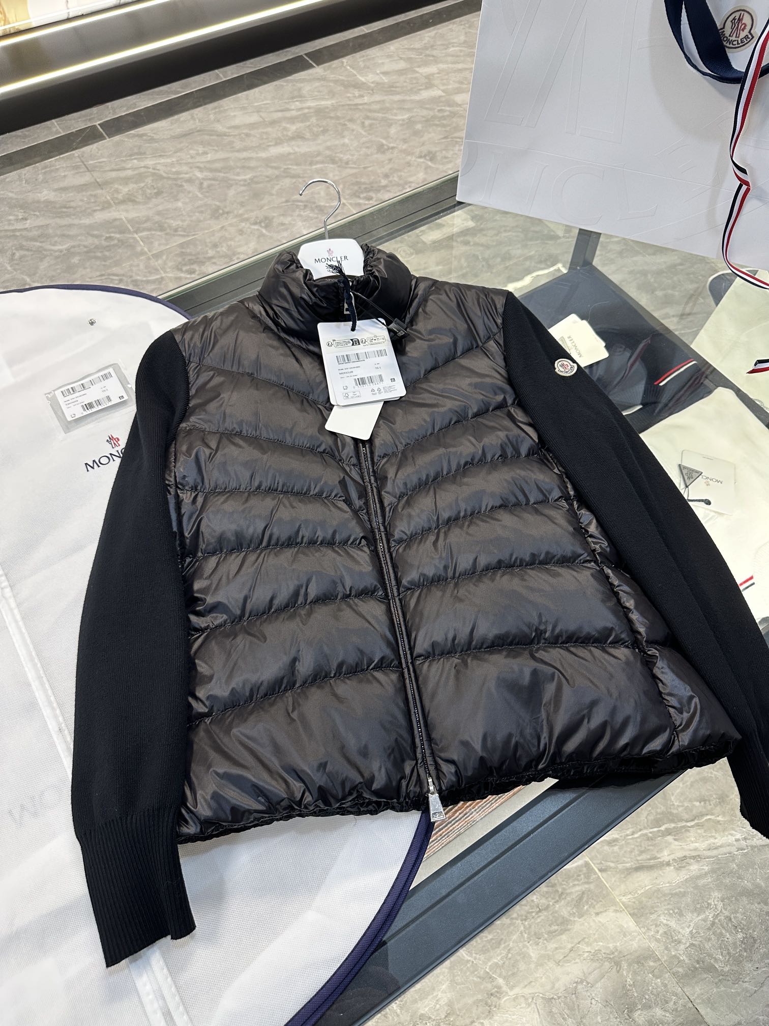 Empaque cardigan tricot chaqueta de punto de lana para mujer con forro de plumón y cuello alto. Más fotos reales.