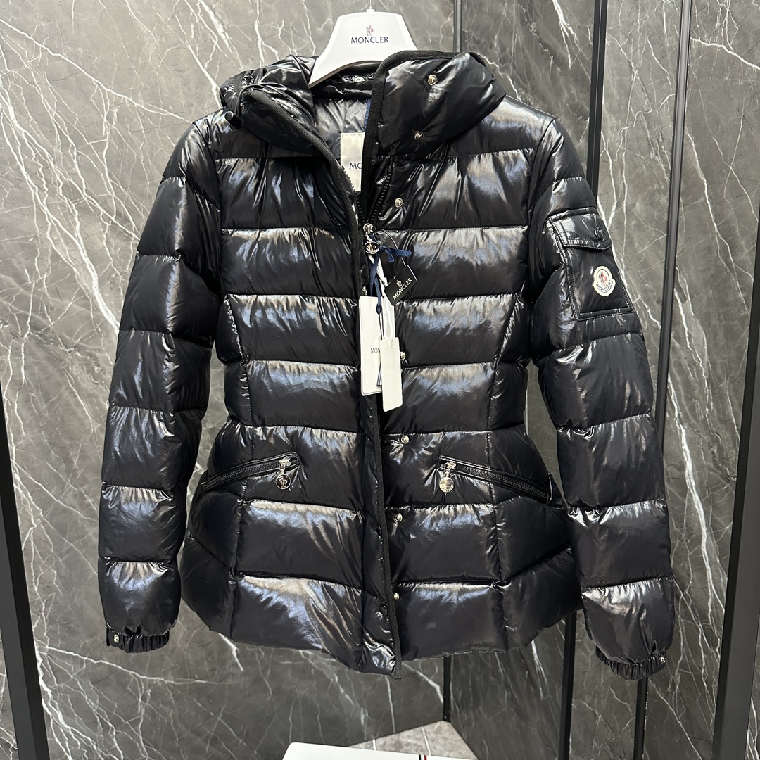 Moncler Barante fit close-up. On the body, instantly becomes a 'little waist fairy'. The most successful cut of the yea…