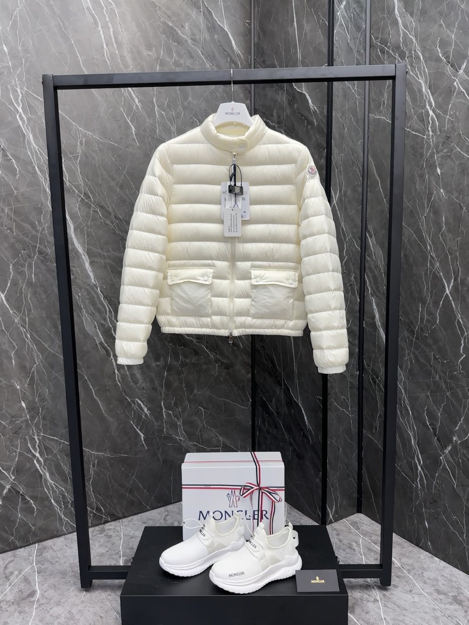 Chaqueta de plumón⬆️Moncler Lans chaqueta corta de plumón para mujer. Como un clásico de Moncler diseñado para mujeres,…