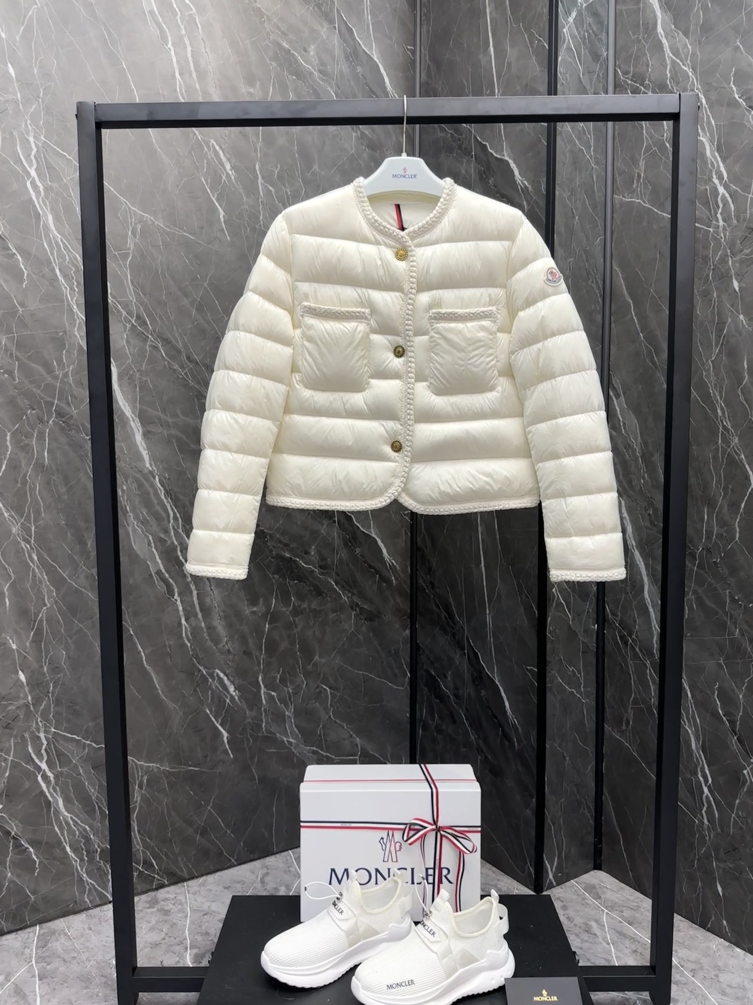 Plumón premium⬆️Moncler colección del Año del Dragón, chaqueta corta de plumón Aristeo para mujer. La chaqueta corta de…