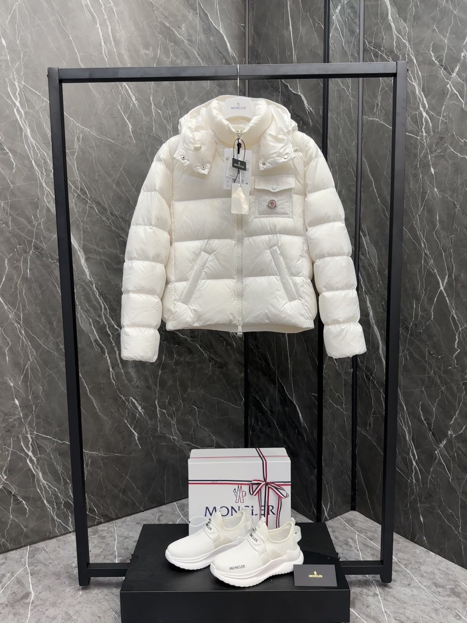 爆款羽绒⬆️Moncler秋冬新品 Andro女士短款羽绒服夹克外套. Andro羽绒夹克配色淡雅，是女士系列的日常单品。 Andro短款羽绒夹克是适合都市生活的经典单品，可轻松搭配职业装和休闲装。采用尼龙面料制成，搭配轻盈longue …