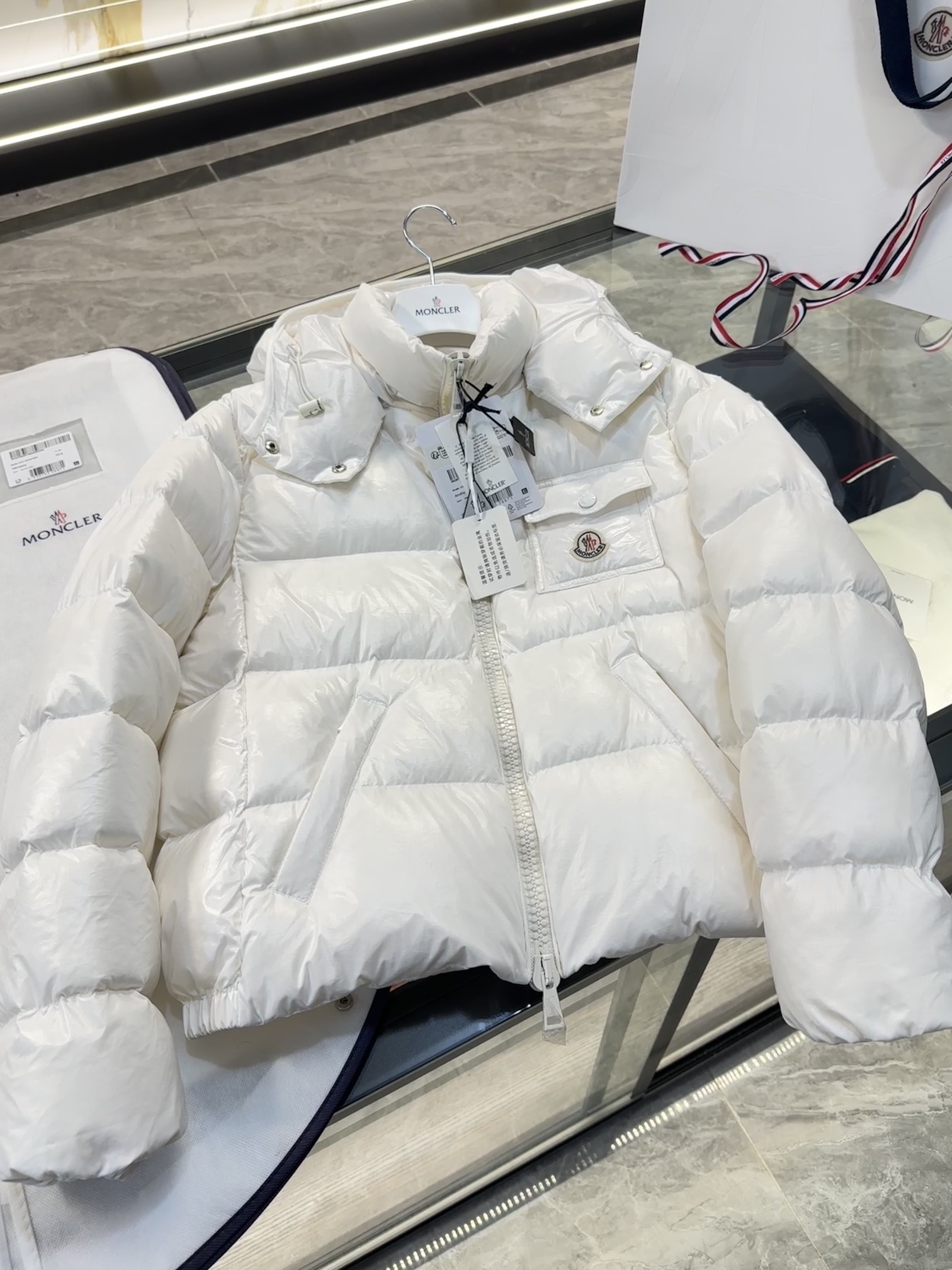 Moncler秋冬新品 Andro 女士短款羽绒服夹克外套.更多细节展示.条码款号齐全,对应官网一致,吊牌内置NFC电子感应防伪.原厂配套五金.