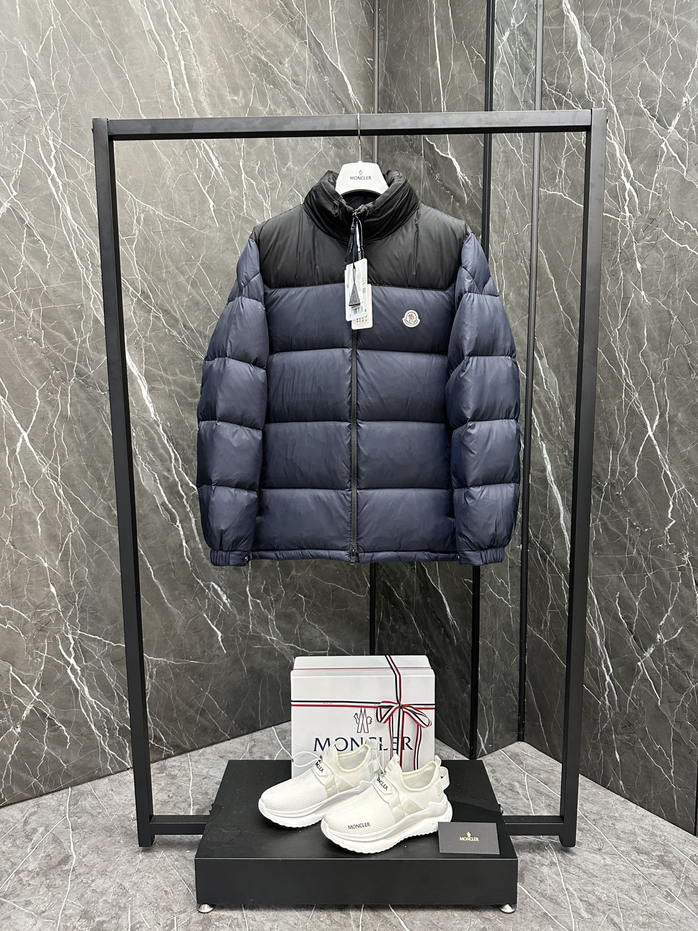Nuevo plumón ⬆️ Moncler Peuplier chaqueta de plumón corta para hombre. La chaqueta de plumón Peuplier para hombre está …