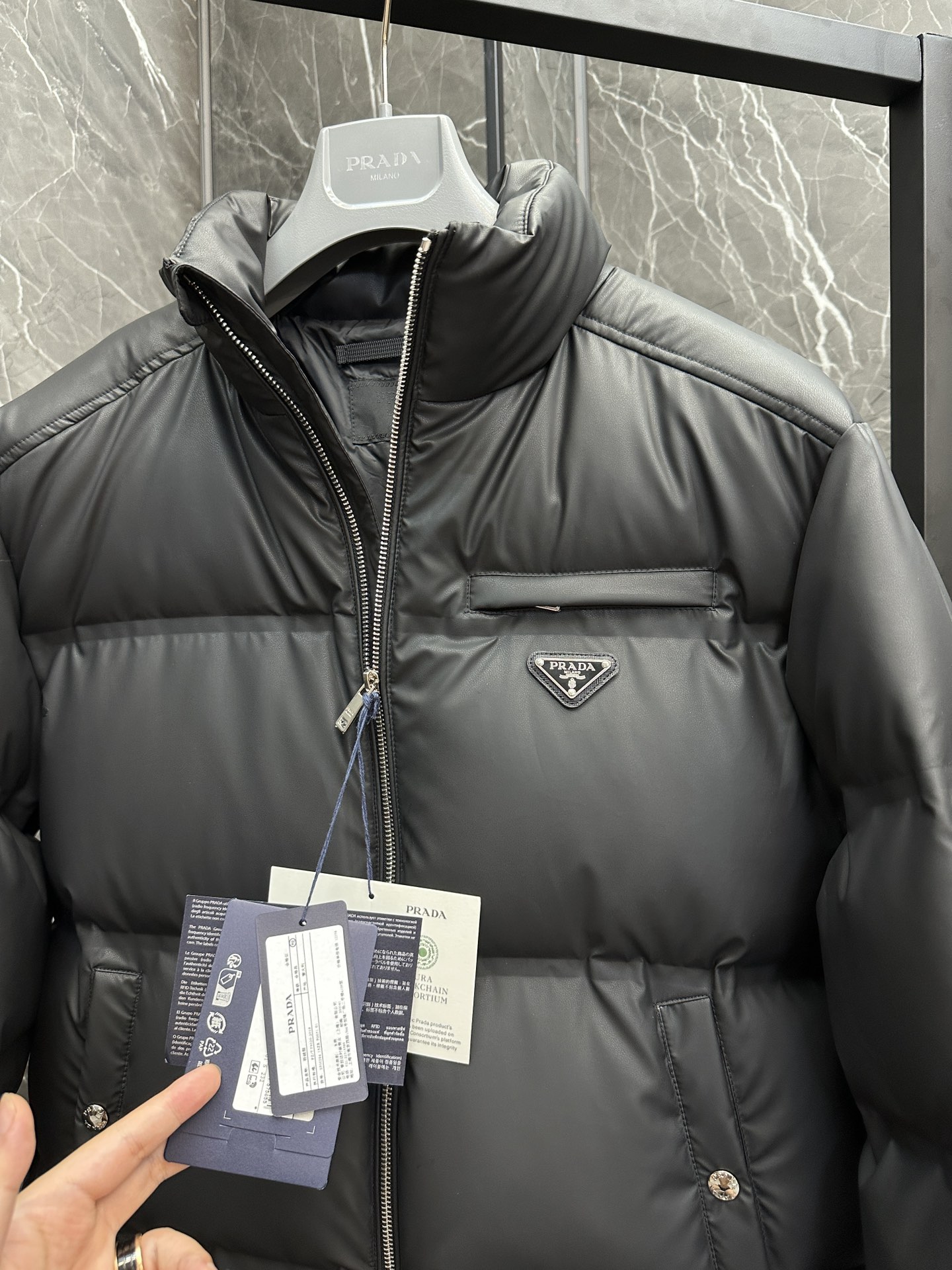 特级羽绒⬆️PRADA 普拉达 科技皮膜羽绒夹克(压胶版本).此款衣服面料为24最新科技面料，保持了羊皮
