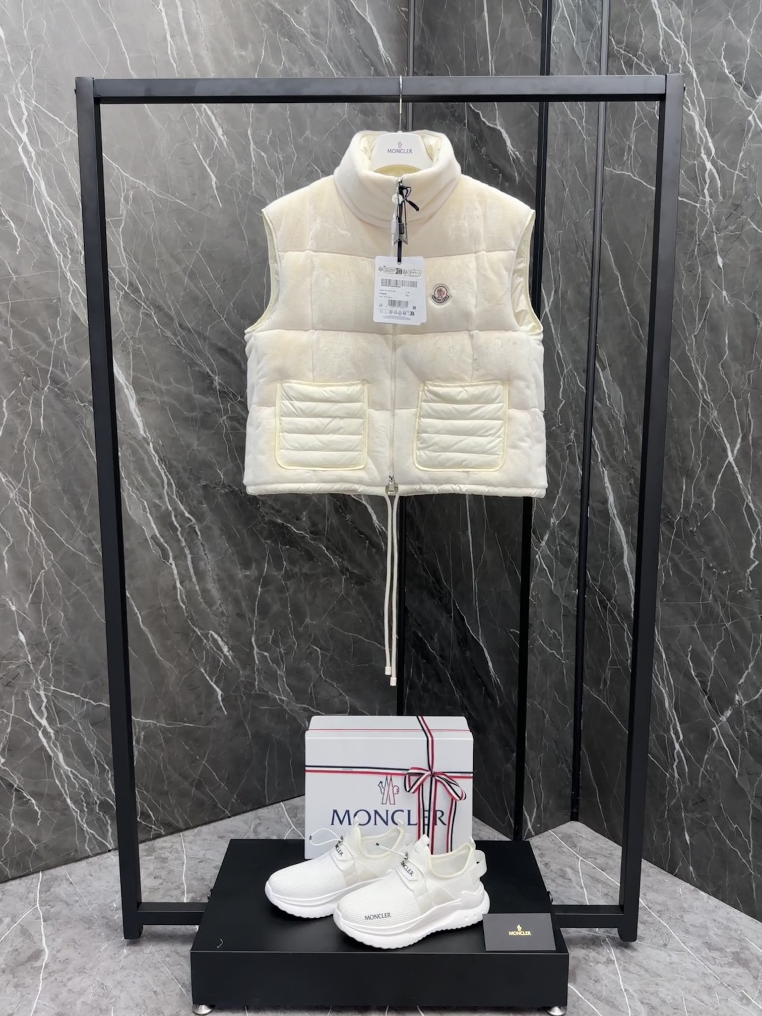 Empaquetado: Plumón de primera calidad⬆️Chaleco de plumas para mujer Moncler Arques. El chaleco de plumas Arques para m…