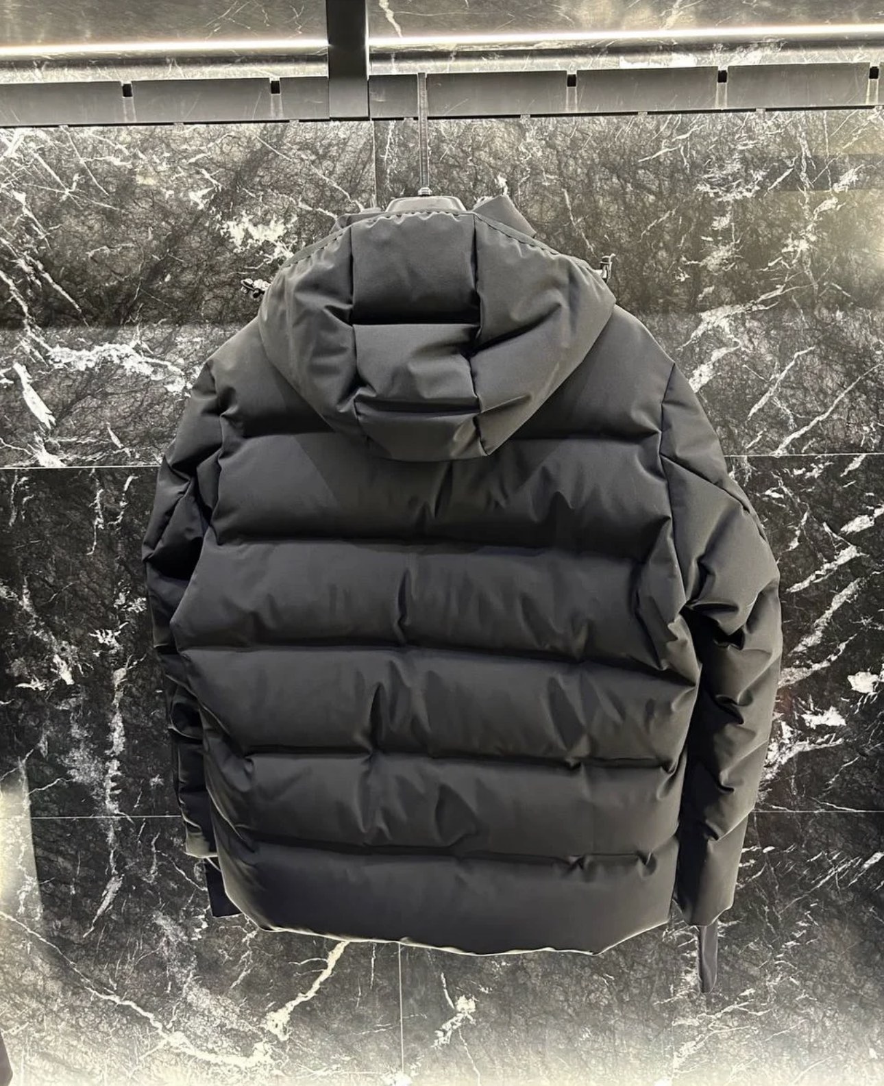 Montgetech面料采用纳米级的手感 布面细腻显高级 耐磨不起球，兼具舒適感和大膽優雅的外觀。此款式