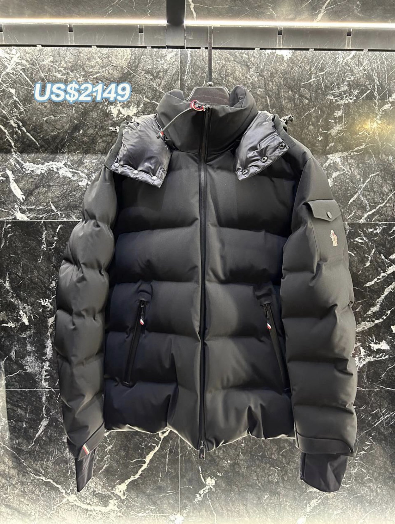 Montgetech面料采用纳米级的手感 布面细腻显高级 耐磨不起球，兼具舒適感和大膽優雅的外觀。此款式