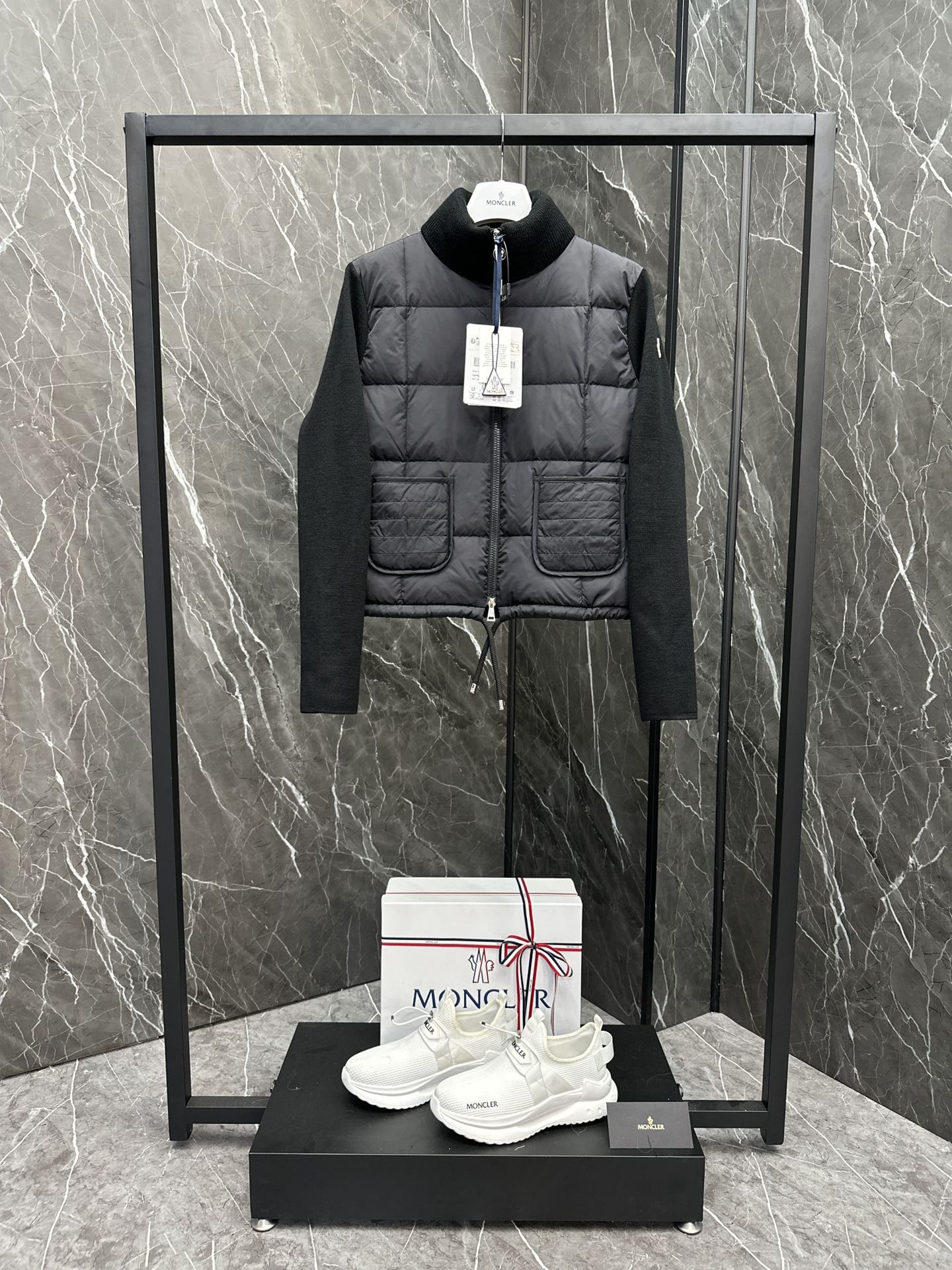 Novedad en plumón⬆️Moncler cárdigan de lana acolchado para mujer. Este cárdigan de lana para mujer está relleno de plum…
