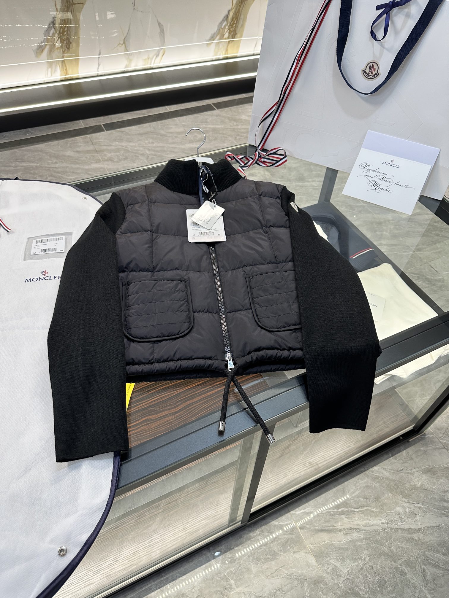 Moncler cárdigan de lana acolchado para mujer. Más detalles en fotos reales. L258031
