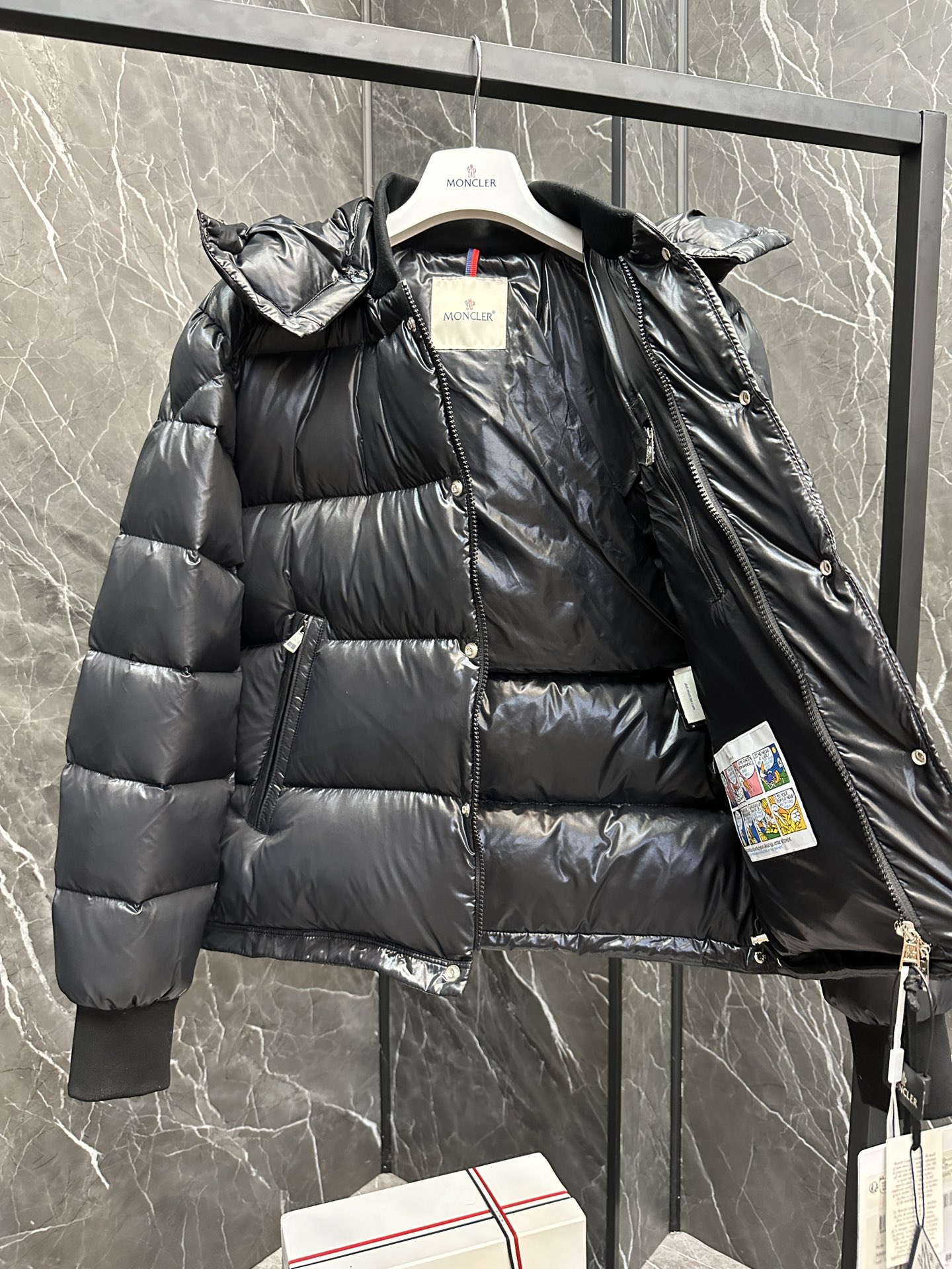 Maljasset男士短款羽绒夹克以当代视角诠释品牌传统。Maljasset采用nylon laqué面