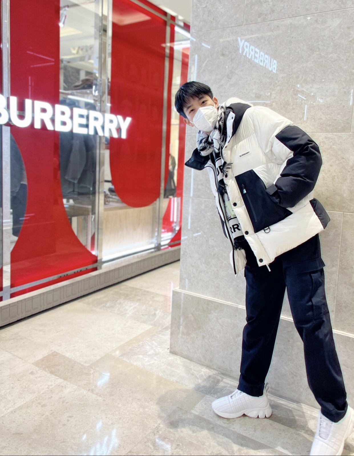 上身效果Burberry/博柏利拼色胶条字母Logo徽标印花连帽羽绒服.情侣款.男女上身都好看.