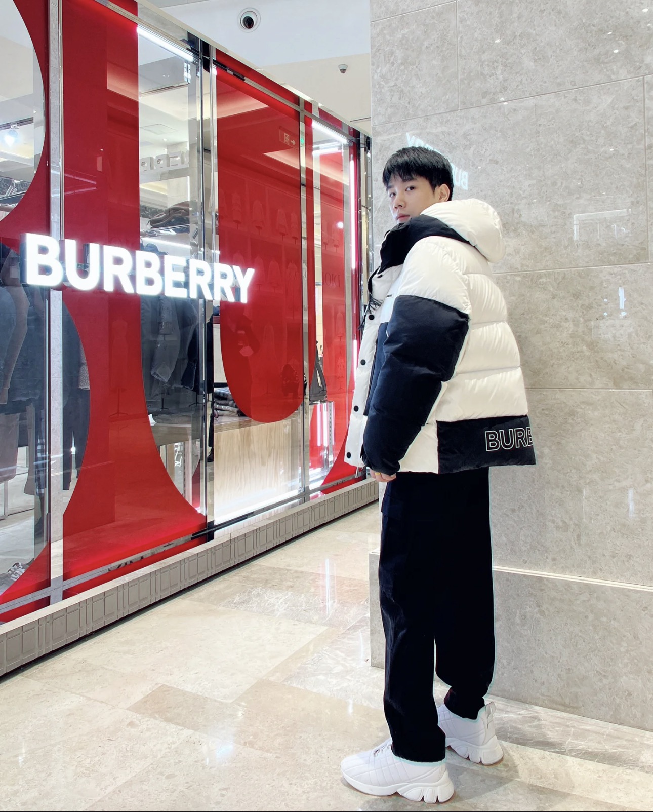 上身效果Burberry/博柏利拼色胶条字母Logo徽标印花连帽羽绒服.情侣款.男女上身都好看.