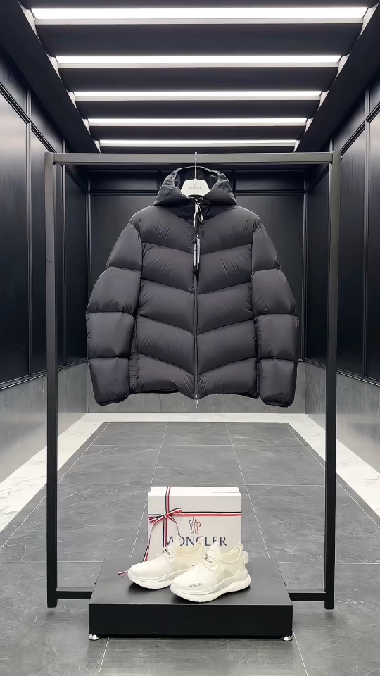 Moncler Forez 男士连帽短款羽绒夹克外套.（连帽可脱卸.可变立领夹克）实拍视频展示.