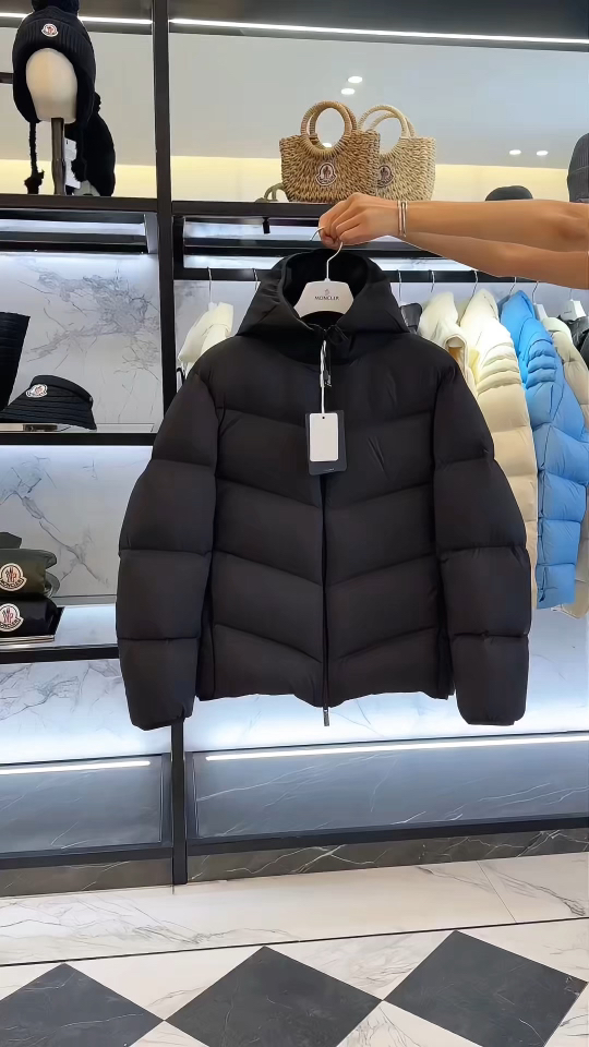 Moncler Forez 男士连帽短款羽绒夹克外套.（连帽可脱卸.可变立领夹克）更多实拍视频展示.