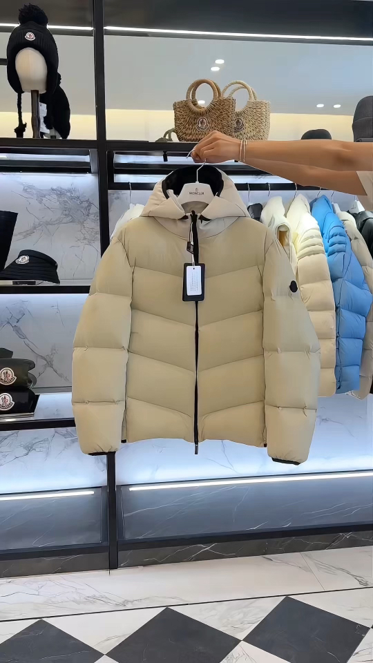 Moncler Forez 男士连帽短款羽绒夹克外套.（连帽可脱卸.可变立领夹克）更多实拍视频展示.