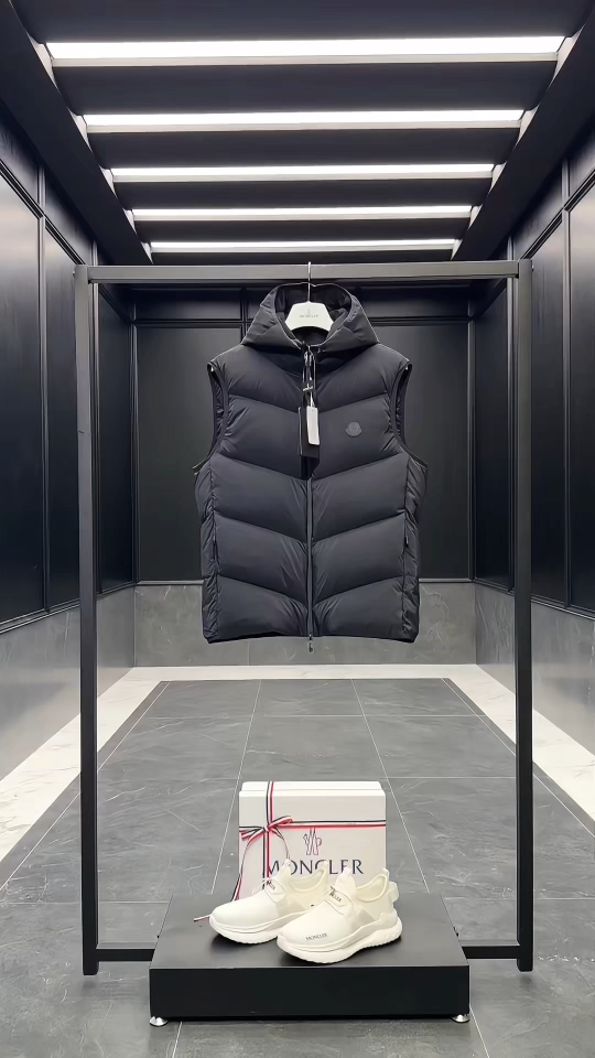 Moncler Guersac男士斜纹绗缝连帽羽绒马甲.实拍视频展示.