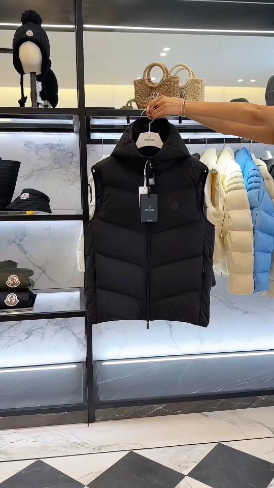 Moncler Guersac男士斜纹绗缝连帽羽绒马甲.更多实拍视频展示.