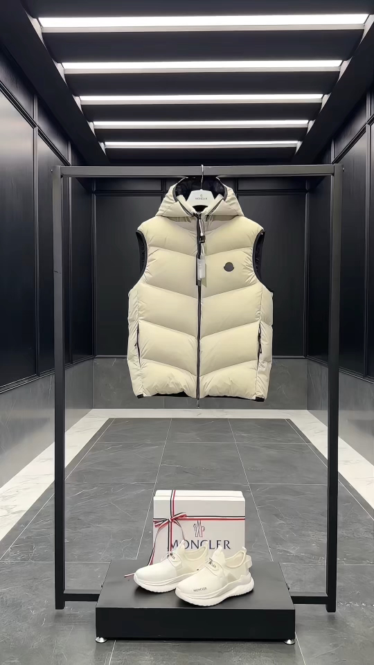 Moncler Guersac男士斜纹绗缝连帽羽绒马甲.实拍视频展示.