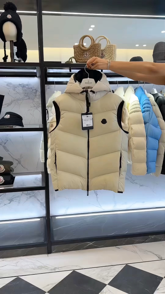 Moncler Guersac男士斜纹绗缝连帽羽绒马甲.更多实拍视频展示.