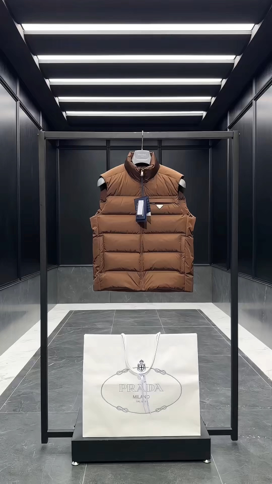 PRADA Re-Nylon 2025全新限定配色可可棕.经典羽绒背心/马甲(渠道臻品/贸易公司订单).