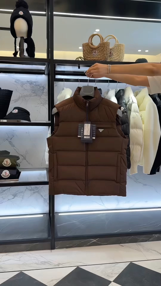 PRADA Re-Nylon 2025全新限定配色可可棕.经典羽绒背心/马甲(渠道臻品/贸易公司订单).