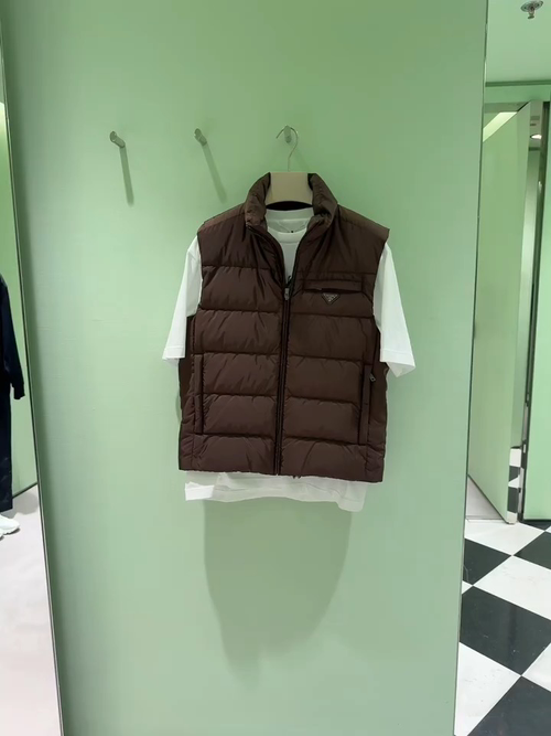 PRADA Re-Nylon 2025全新限定配色可可棕.经典羽绒马甲.这个配色太高级了.必须自留配色.