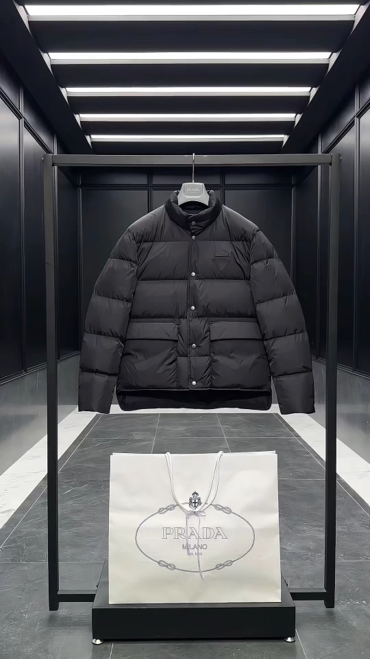 Prada Re-Nylon按扣式羽绒夹克.内里填充鹅绒.实拍视频展示.