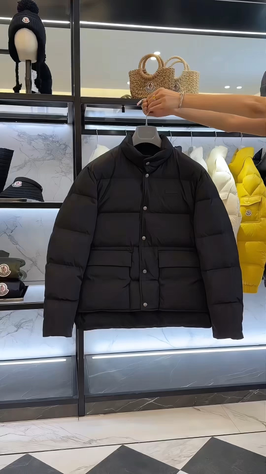 Prada Re-Nylon按扣式羽绒夹克.内里填充鹅绒.更多实拍视频展示.