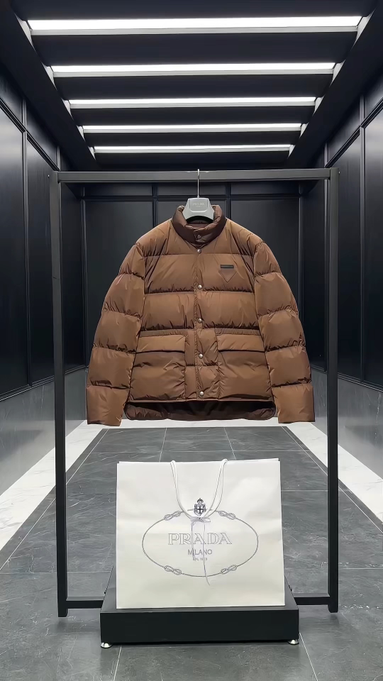 Prada Re-Nylon按扣式羽绒夹克.内里填充鹅绒.实拍视频展示.