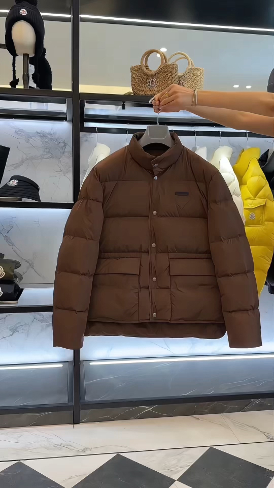 Prada Re-Nylon按扣式羽绒夹克.内里填充鹅绒.更多实拍视频展示.