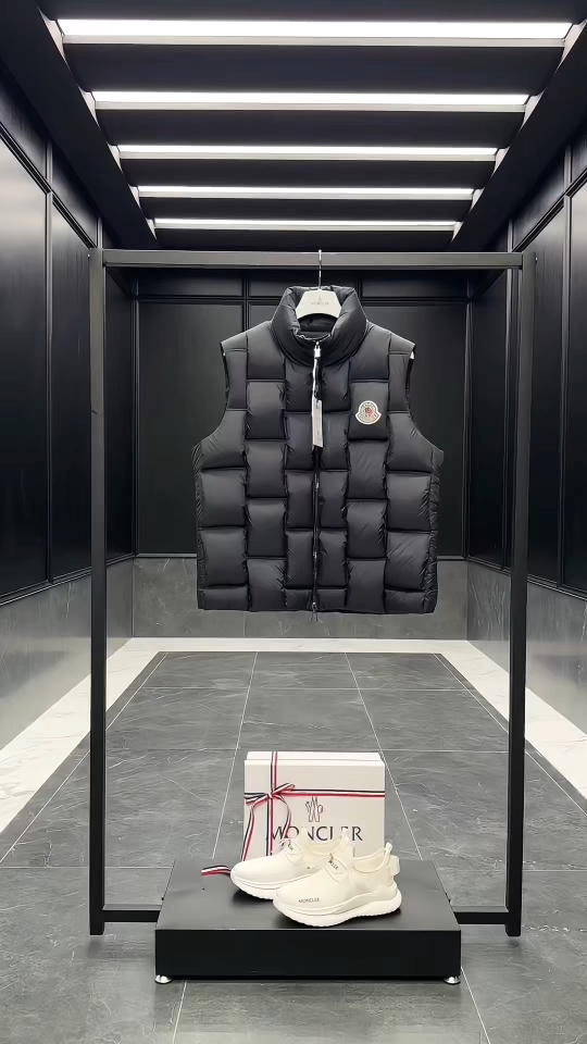 Moncler x ChristoPher Raxxy明星同款男女款3D绗缝拉链羽绒马甲.实拍视频展示.
