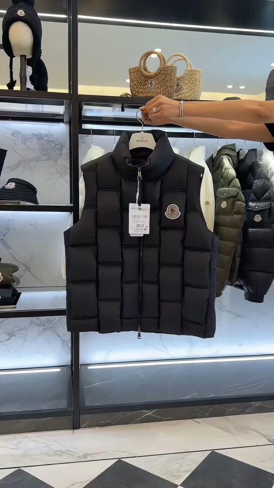 Moncler x ChristoPher Raxxy明星同款男女款3D绗缝拉链羽绒马甲.更多实拍视频展