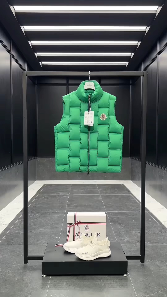 Moncler x ChristoPher Raxxy明星同款男女款3D绗缝拉链羽绒马甲.实拍视频展示.