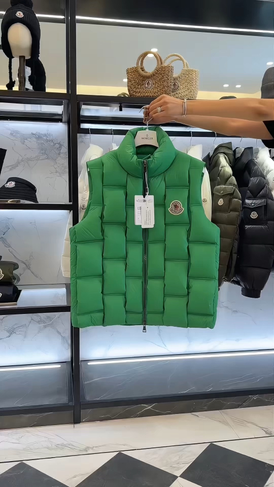 Moncler x ChristoPher Raxxy明星同款男女款3D绗缝拉链羽绒马甲.更多实拍视频展