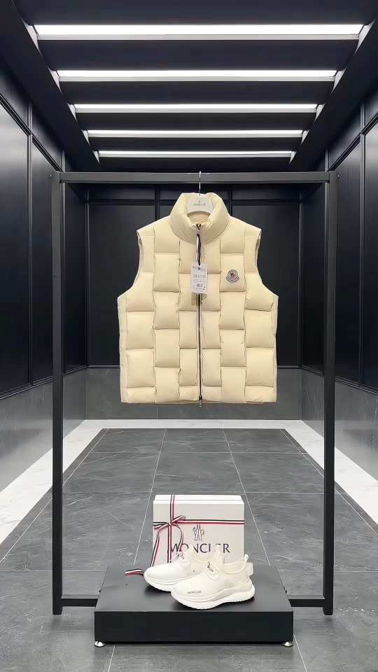 Moncler x ChristoPher Raxxy明星同款男女款3D绗缝拉链羽绒马甲.实拍视频展示.