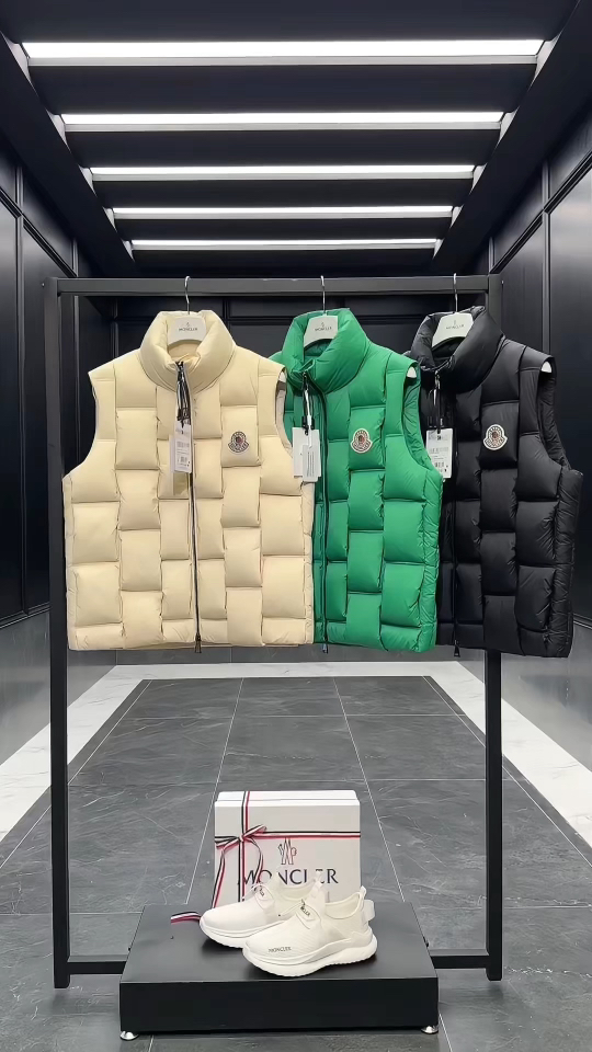 Moncler x ChristoPher Raxxy明星同款男女款3D绗缝拉链羽绒马甲.三色实拍视频展