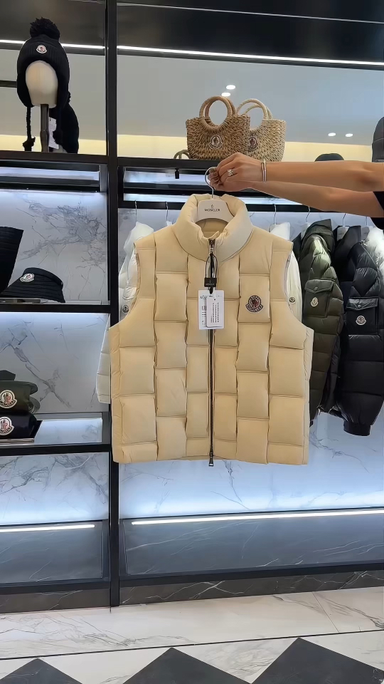 Moncler x ChristoPher Raxxy明星同款男女款3D绗缝拉链羽绒马甲.更多实拍视频展