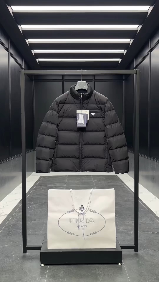 Prada Re-Nylon再生尼龙立领羽绒夹克外套.2025全新经典款.实拍视频展示.